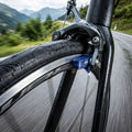 SwissStop FlashPro BXP blaue Bremsbeläge am Rennrad, höchste Bremskraft auf nasser Alufelge.