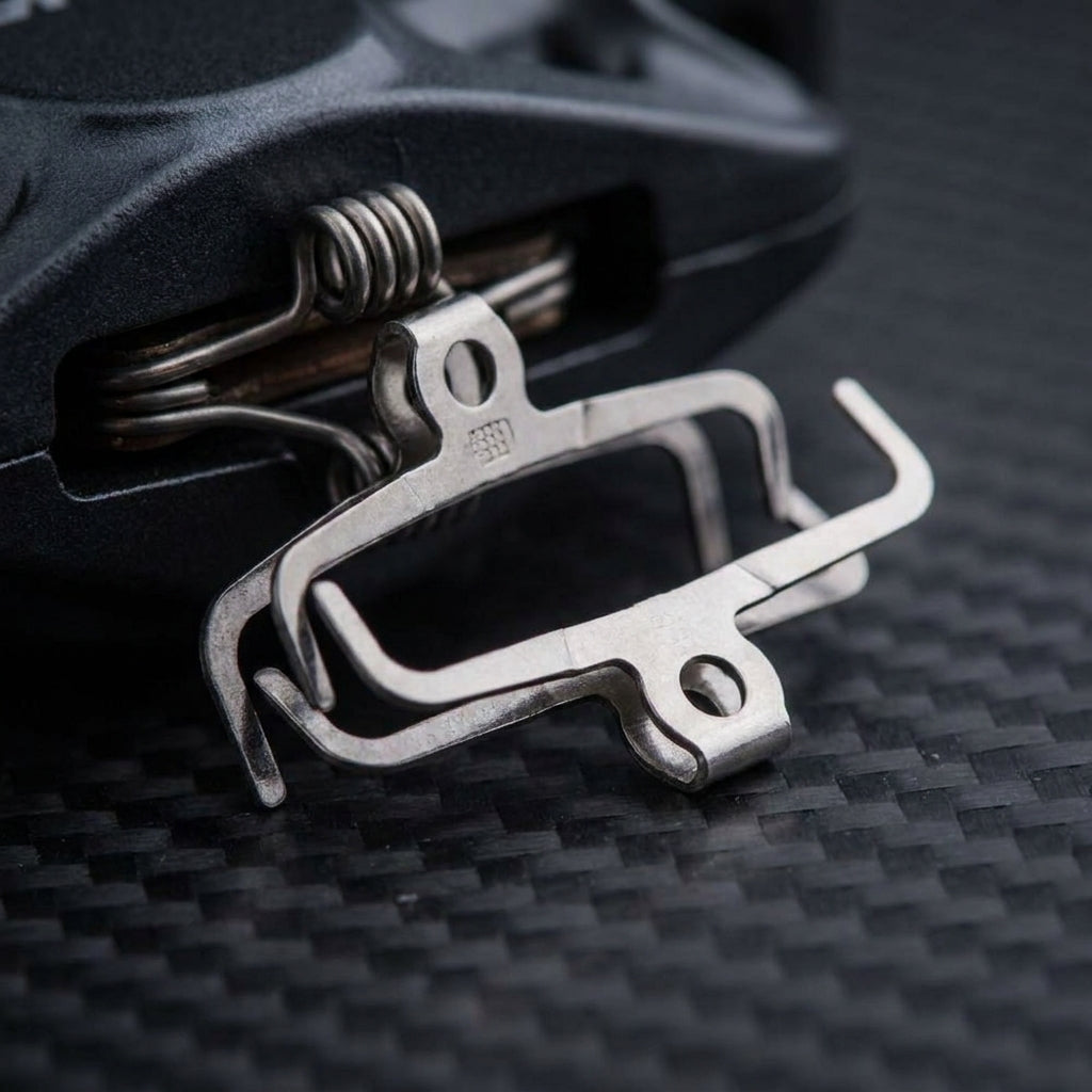 Zwei SRAM MAVEN Spreizfedern aus Metall. Präziser Rückstellmechanismus für SRAM MAVEN Fahrradbremsen.