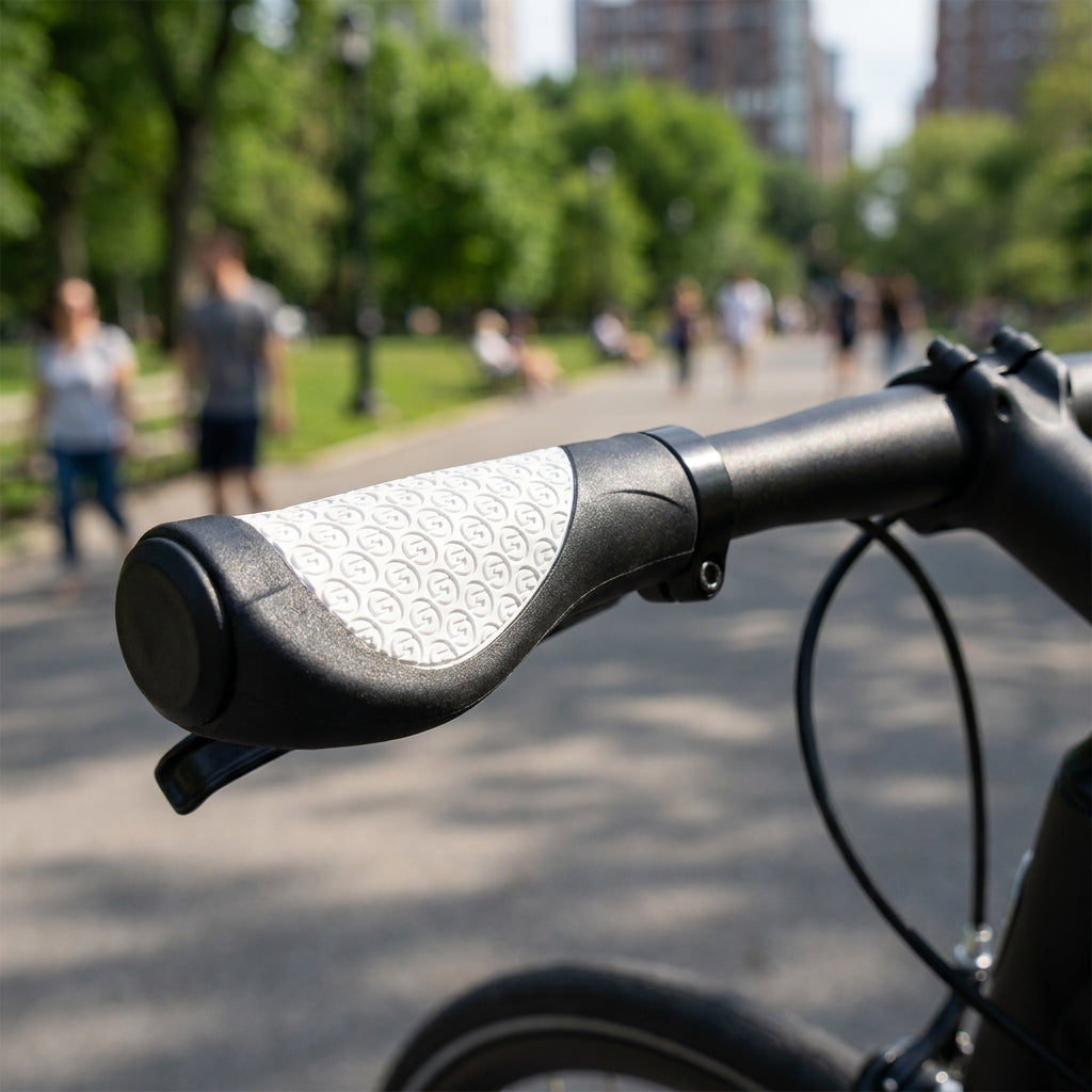 SRAM Comfort Griffe weiß-schwarz mit Muster am Fahrradlenker. Im Hintergrund ein sonniger Parkweg mit Menschen.