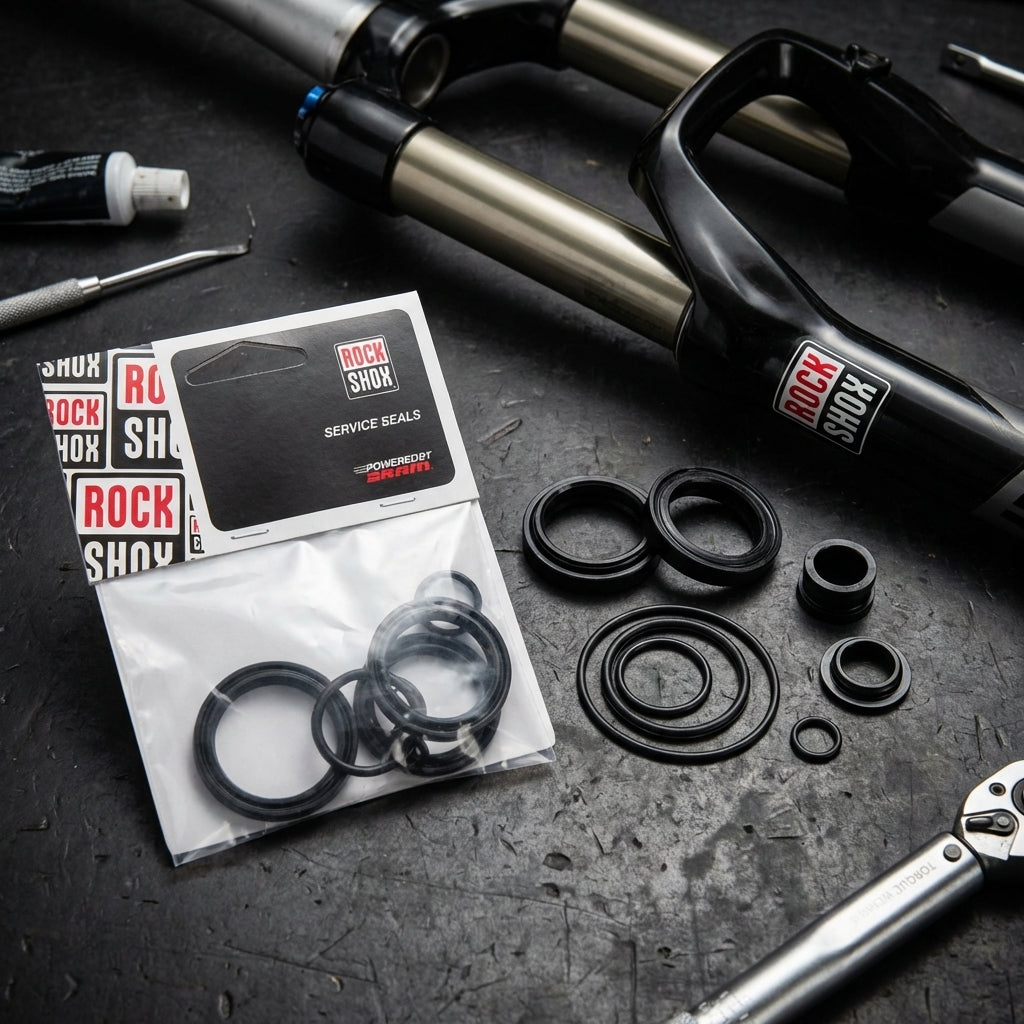 RockShox RS1 A1 Federgabel Service-Kit Basic 00.4315.032.500 mit Dichtungen und Werkzeug auf Werkbank.