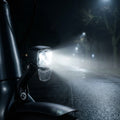 LITEMOVE RX-E90 E-Bike Frontlicht mit starkem Fernlicht leuchtet nasse Straße im Dunkeln aus.