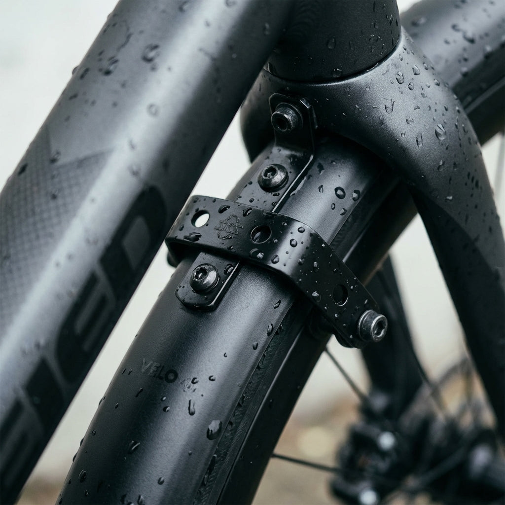 SKS Sonderwinkel für VELO Schutzbleche mit vertikalen Bohrungen, stabile Montage am Fahrrad, robust und langlebig.