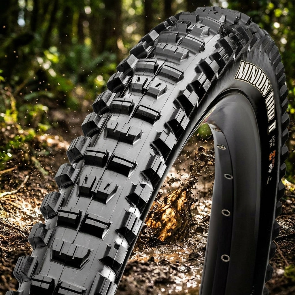 Maxxis Minion DHR II schwarzer Mountainbike-Reifen auf schlammigem Waldweg.