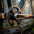 SHIMANO SLX Kettenblatt 32 Zähne an nassem Fahrradantrieb auf matschigem Waldweg.