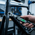 VAR Digitaler Drehmomentschlüssel DV-12100 1-20 Nm für präzise Fahrradmontage und Carbon-Komponenten in der Werkstatt.