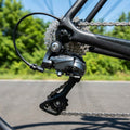 SHIMANO CLARIS RD-R2000 8-fach Schaltwerk am Hinterrad eines Fahrrads mit Kassette und Kette.