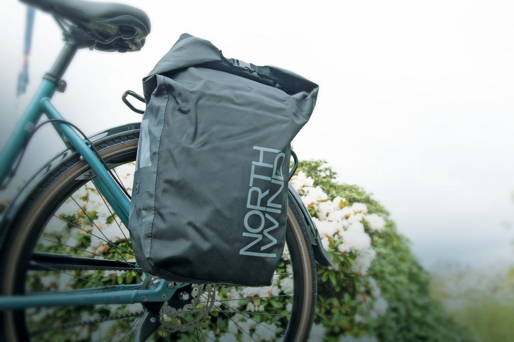 Northwind Barrier Fahrradseitentasche, wasserfest, 25 Liter Stauraum, schwarz, robustes Nylon, Rolltop-Verschluss, reflektierende Elemente