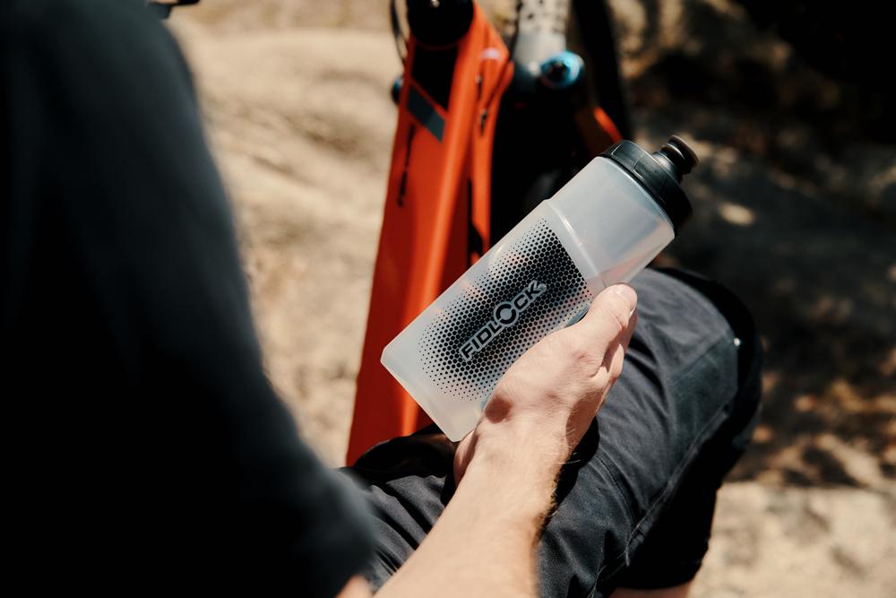 Fidlock TWIST Bottle 600ml + Bike Base Smoke Magnet-Mechanische Fahrradflasche für sicheres Einrasten und einfache Entnahme, BPA-frei, inkl. Halterung