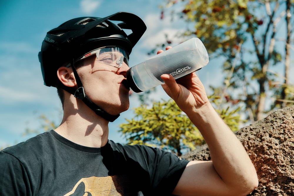 Fidlock TWIST Bottle 600ml + Bike Base Smoke Magnet-Mechanische Fahrradflasche für sicheres Einrasten und einfache Entnahme, BPA-frei, inkl. Halterung