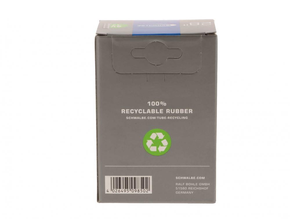 Schwalbe Fahrradschlauch AV17 Box, 28 Zoll, mit Aufschrift "100% recycelbarer Gummi" und Recycling-Symbol.