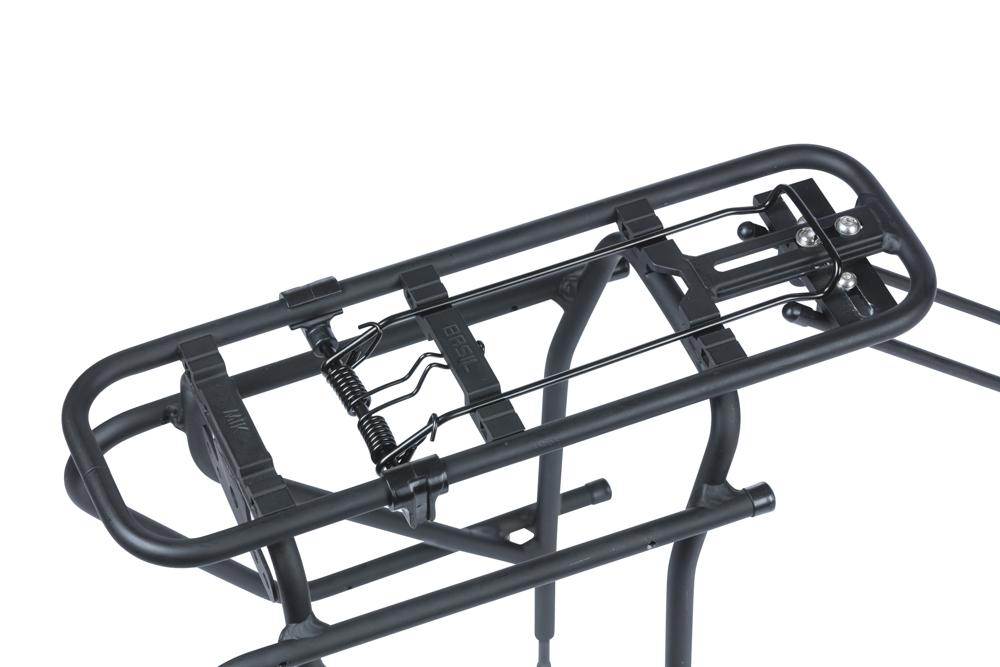 Schwarzer Basil Cargo Fahrrad-Gepäckträger hinten aus Aluminium, MIK-kompatibel, mit Federklappe.