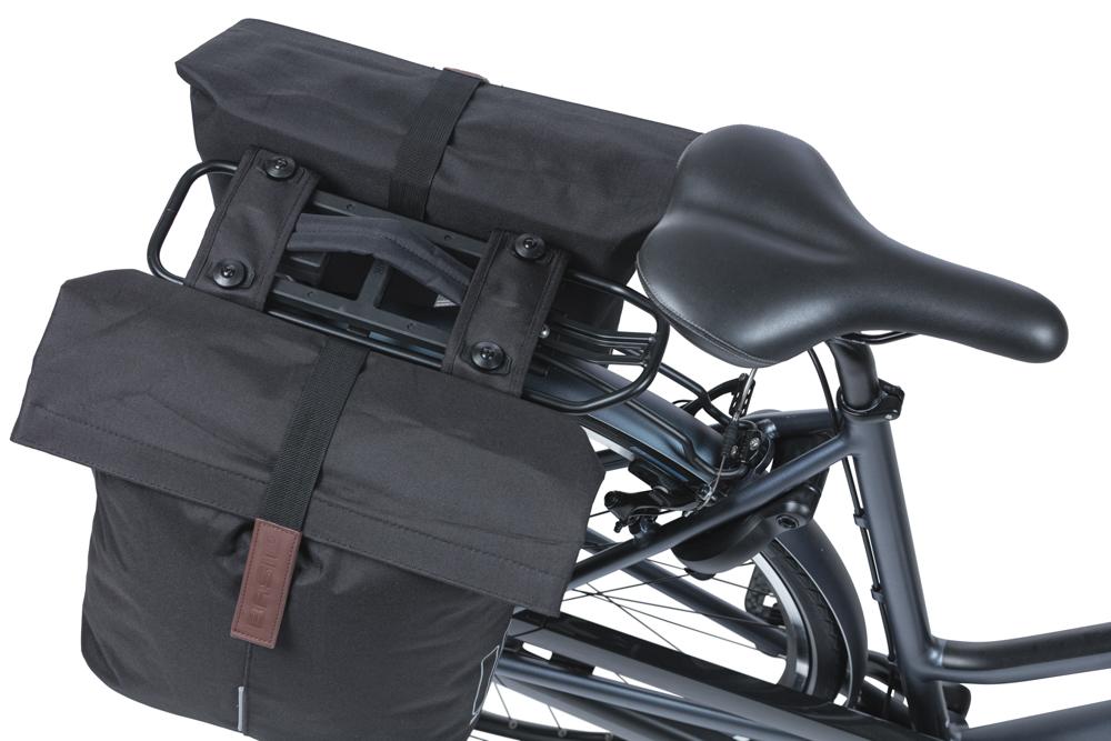 Schwarze Basil City MIK 2.0 Doppeltasche, 32L, wasserabweisend, mit Faltverschluss und MIK-Adapterplatte am Fahrrad.