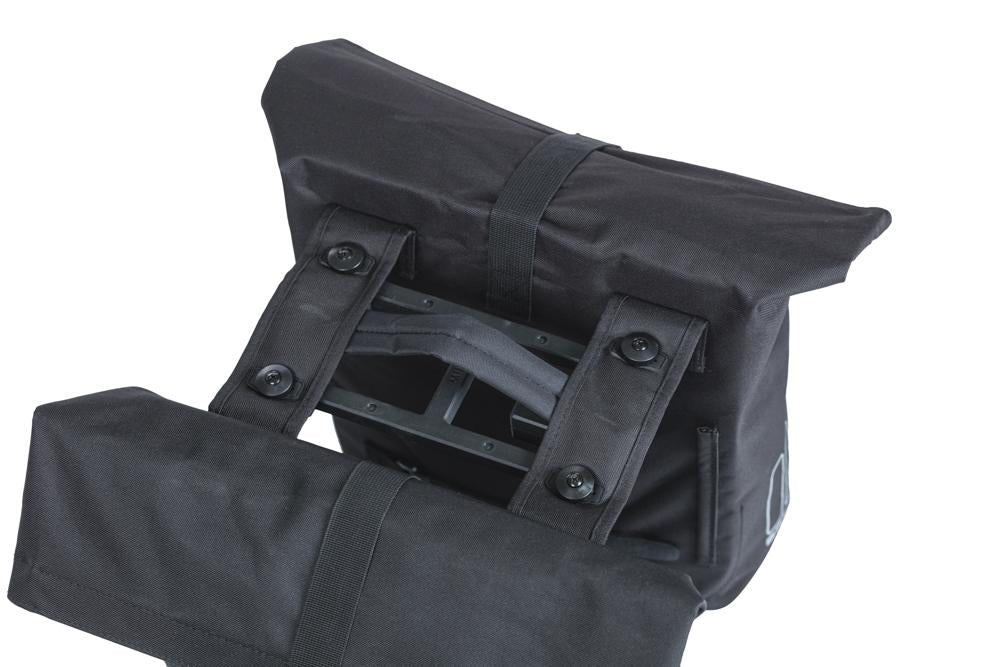 Schwarze Basil City MIK 2.0 Doppeltasche, 32L, mit MIK-Adapterplatte und wasserabweisendem Faltverschluss.