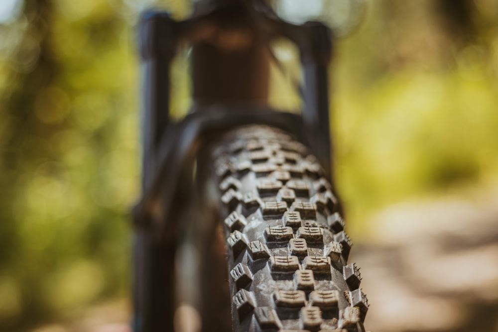Nahaufnahme Schwalbe Smart Sam 26x2.10 MTB-Reifen mit ADDIX RaceGuard Performance Profil im Wald.