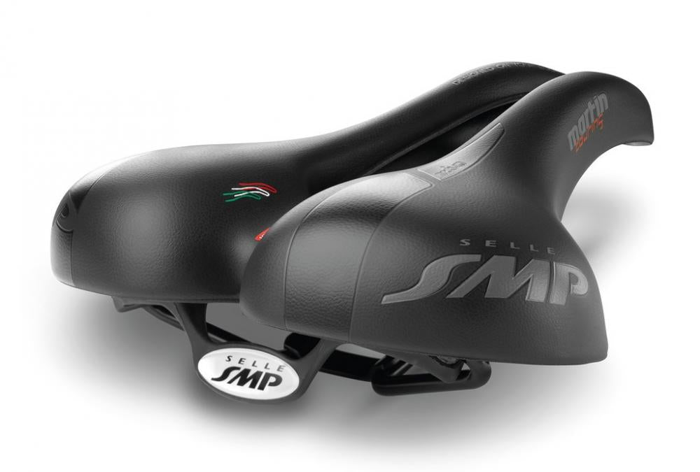 Zwei schwarze Selle SMP Martin Touring Fahrradsättel, ergonomisch geformt, mit Logos und italienischer Flagge.