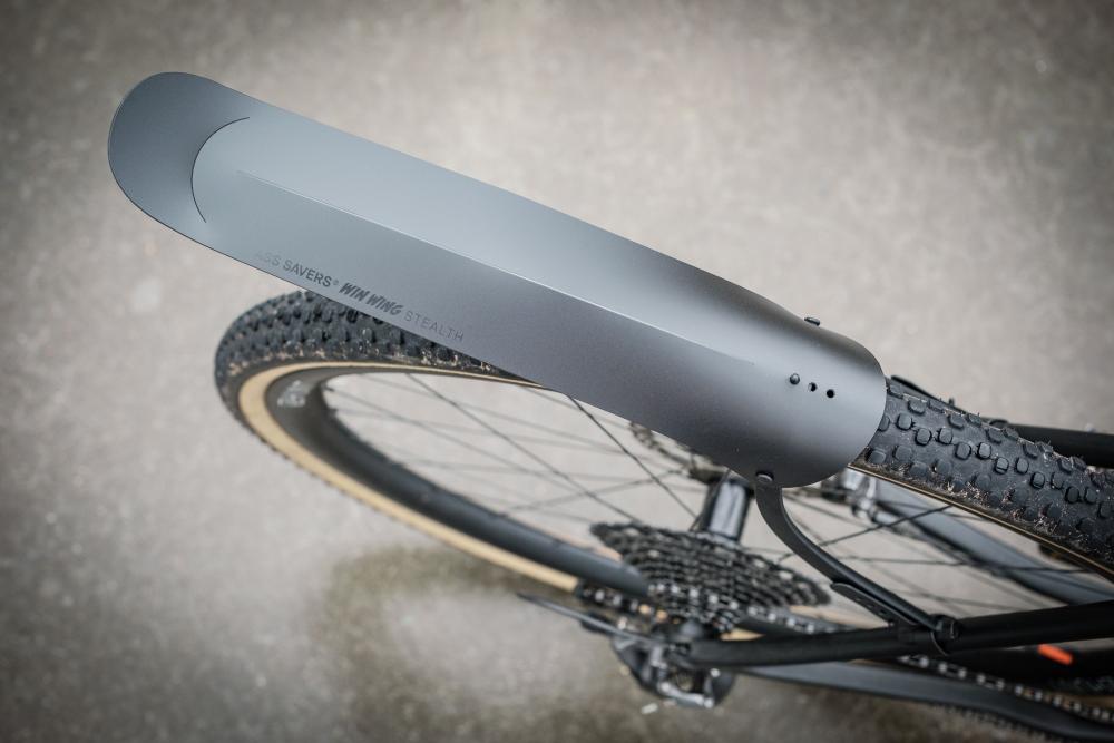 Ass Savers Win Wing 2 Gravel Stealth, Schutzblech für Gravelbikes, ultraleicht 72 g, Reifen bis 60 mm, werkzeuglose Montage, optimaler Spritzschutz