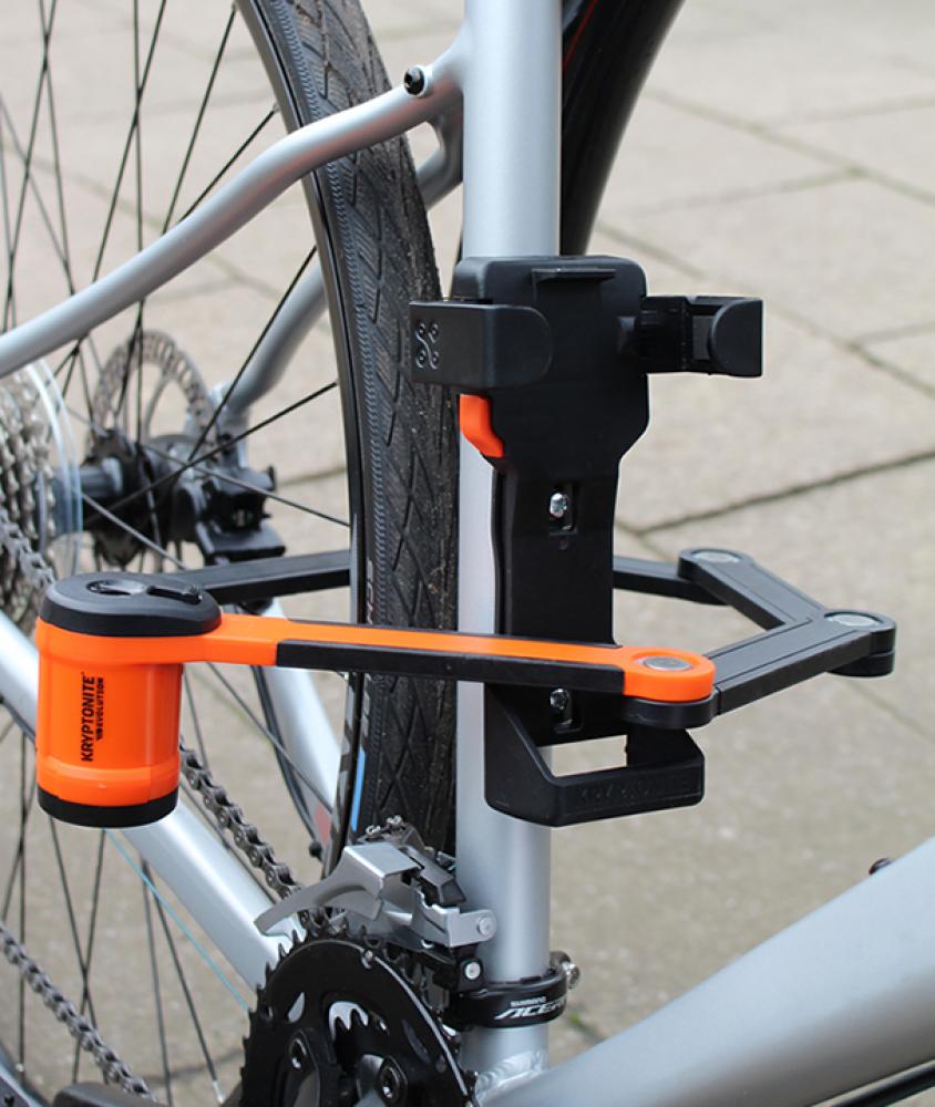 Kryptonite Evolution 790 Faltschloss orange/schwarz am Fahrradrahmen montiert mit Klick-Halterung.