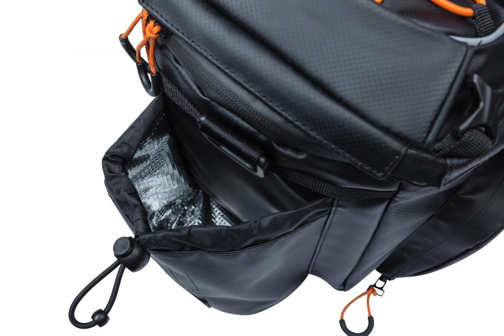 Basil Gepäckträgertasche Miles Tarpaulin XL Pro MIK 2.0 schwarz orange mit offener, isolierter Seitentasche.