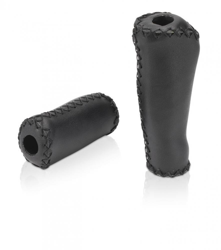 XLC Griffe GR-G11 schwarz in Lederoptik mit Ziernähten, 135/92mm, auf weißem Hintergrund.
