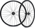Miche X-Press Singlespeed Laufradsatz 700C Clincher schwarz, zwei Fahrradlaufräder auf weißem Hintergrund.