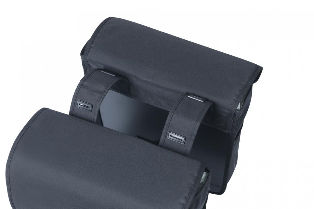 Schwarze Basil Go MIK Doppelpacktasche 32 Liter, wasserabweisende Gepäckträgertasche mit Riemen.