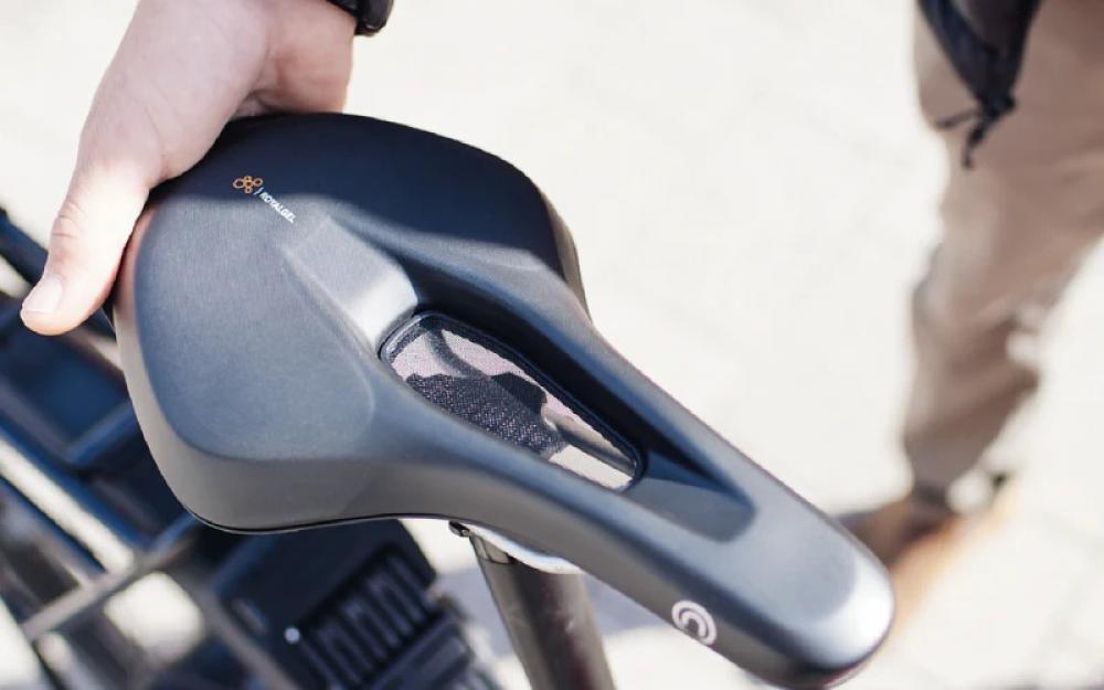 Selle Royal On Open Athletic Unisex Fahrradsattel mit Royalgel und ergonomischer Aussparung, von Hand gehalten.