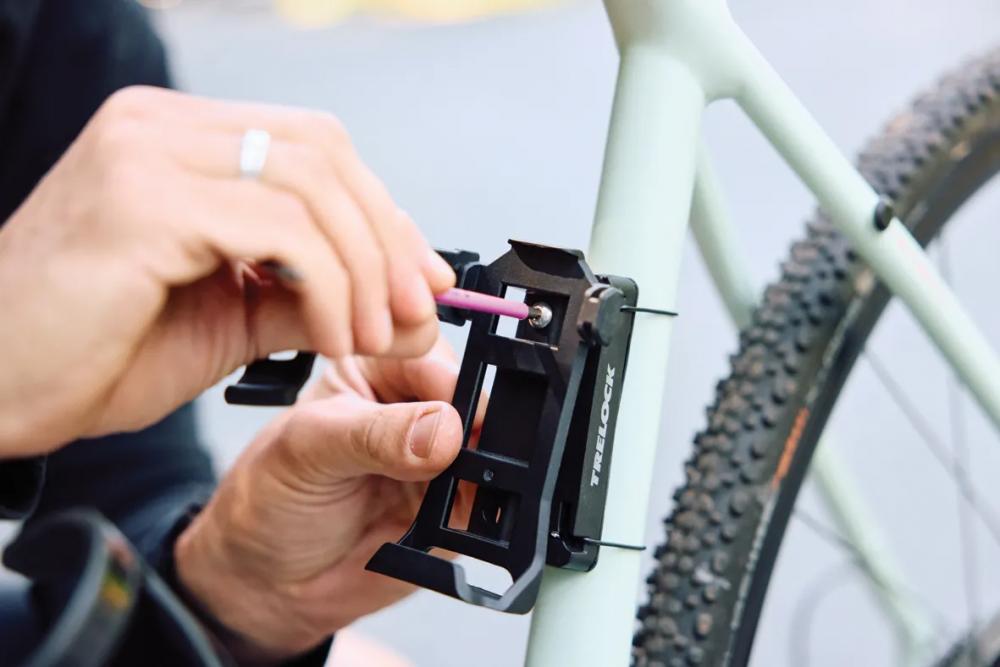 TRELOCK Halterung ADD IT - universelle Fahrradhalterung zur flexiblen Montage von Schlössern - Flaschen und Zubehör am Rahmen passend für 64mm Flaschenhalterpunkte - Adapter