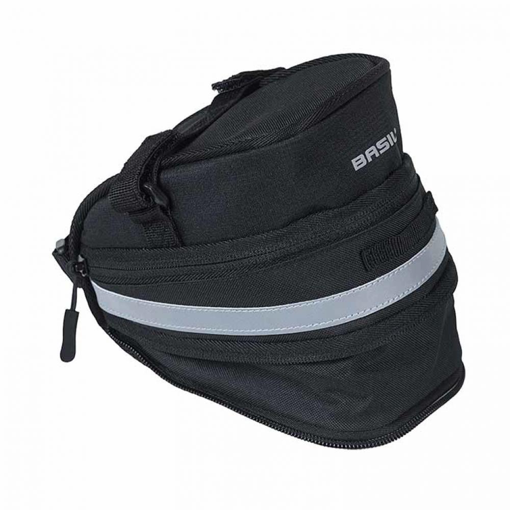 Basil Mada schwarze Fahrrad-Satteltasche 1l mit reflektierendem Streifen.