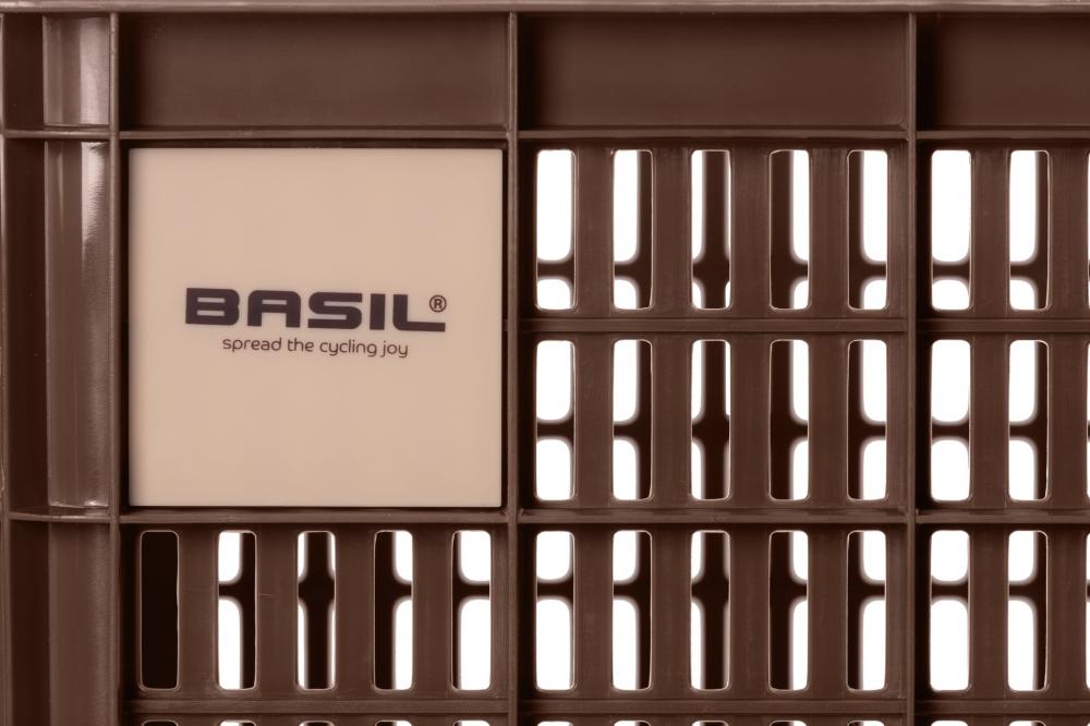 Braune BASIL Crate S Fahrradkiste aus recyceltem Kunststoff, 17,5 Liter, für Front- oder Heckträger.