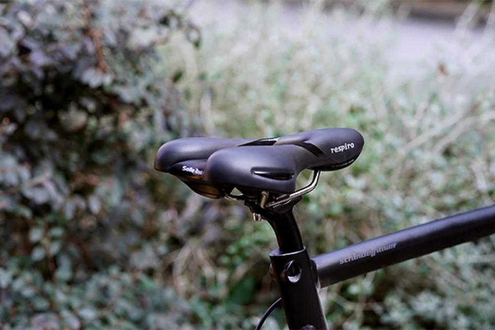 Schwarzer Selle Royal Respiro Athletic Fahrradsattel auf einem Fahrrad montiert.