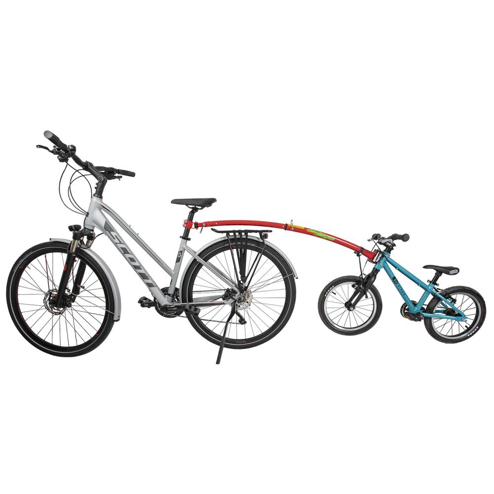 Silbernes Erwachsenenfahrrad zieht blaues Kinderrad mit roter Trail-Gator Tandemstange.