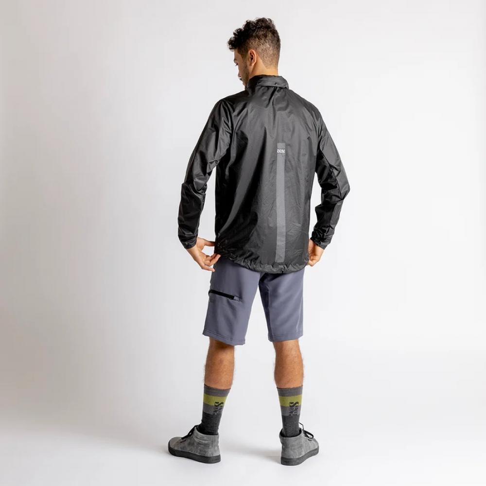 Mann von hinten in anthraziter IXS Flow Windbreaker Jacke, ultraleichte Wind- & Wetterschutzjacke.