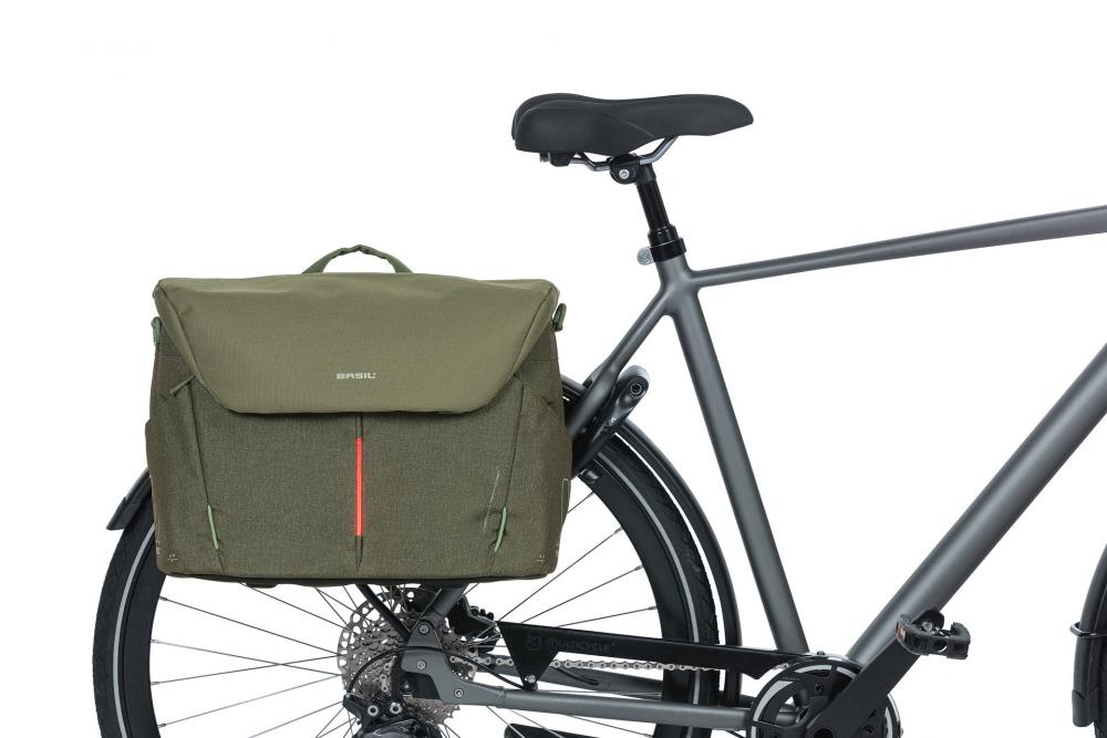 Olivgrüne Basil B-Safe Nordlicht Bürotasche mit LED-Beleuchtung am Gepäckträger eines Fahrrads.