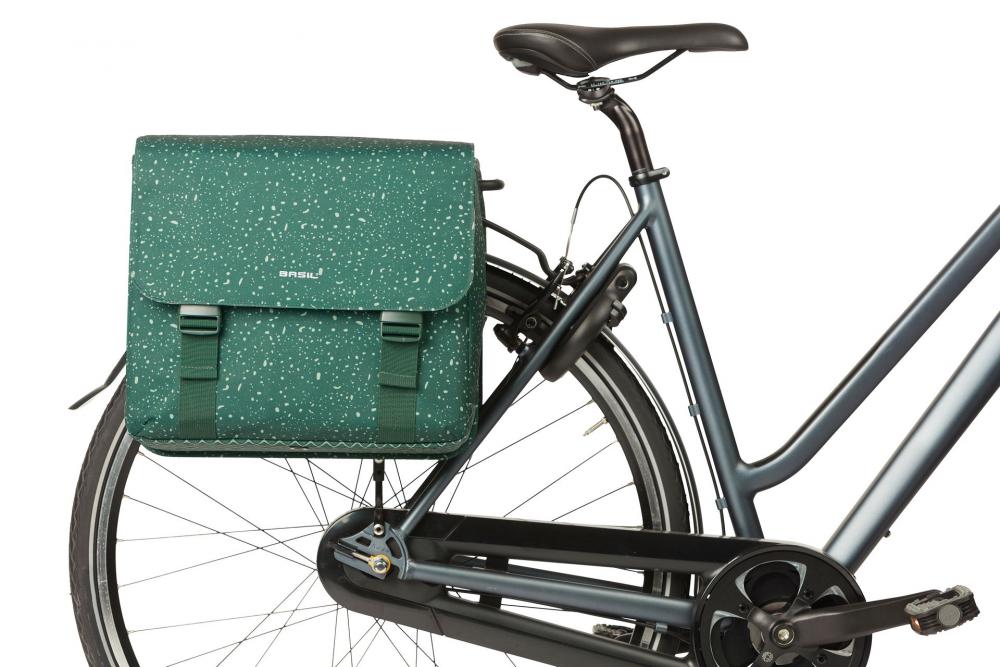 Grüne Basil Flair Doppelpacktasche 35L mit MIK System am Fahrrad-Hinterrad, inklusive Adapterplatte.