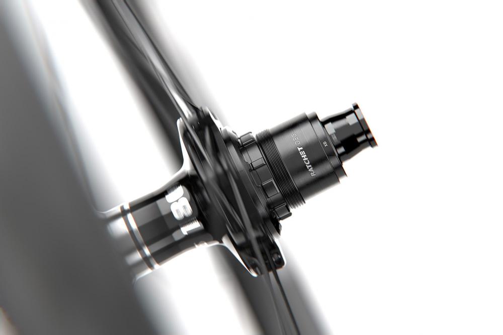Schwarzes DT Swiss Carbon All-Mountain Laufrad, Nahaufnahme der 180er Nabe mit Ratchet DEG System und Speichen.