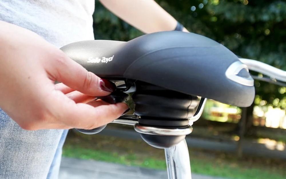 Person passt Selle Royal Lookin Relaxed Fahrradsattel an für maximalen Sitzkomfort.