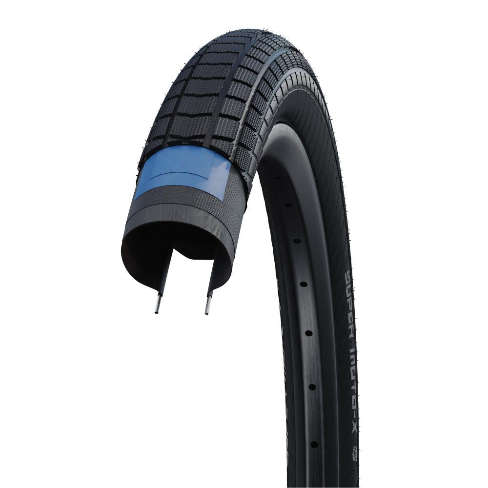 Schwalbe SUPER MOTO-X E-Bike Reifen im Querschnitt mit blauem Pannenschutz und robustem Profil.