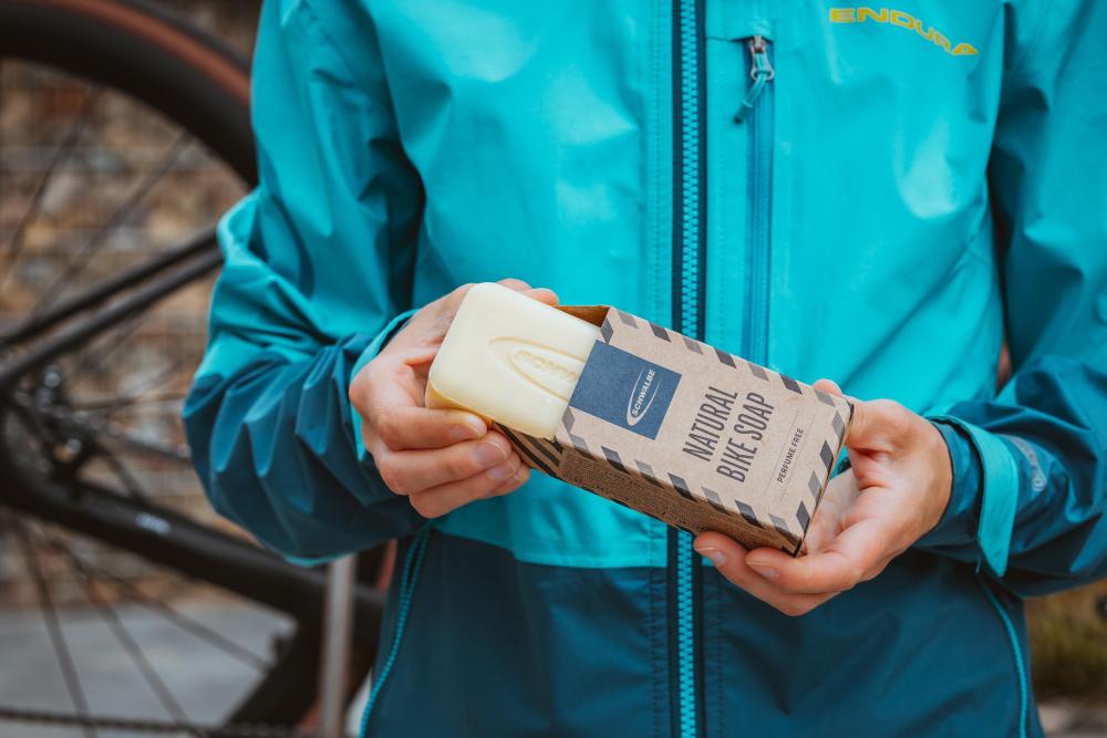 Schwalbe NATURAL BIKE SOAP - kompakte Seife im Set für schonende Fahrradreinigung