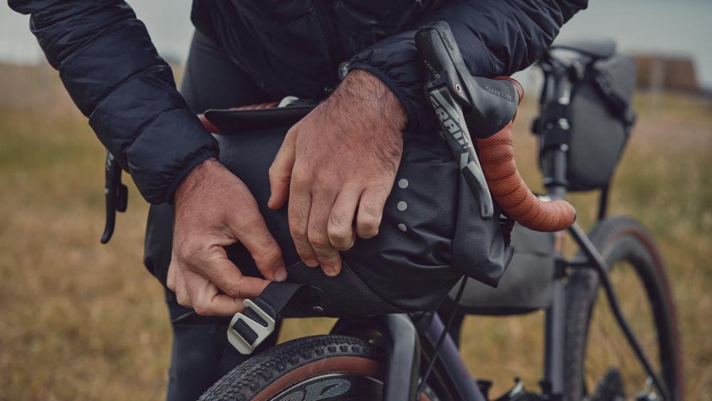 BROOKS Scape Handlebar Roll Black - wasserdichte Lenkertasche 10-12 Liter aus 600D Polyester mit Hypalon-Details - 670 g leicht, 350-400x160x160 mm