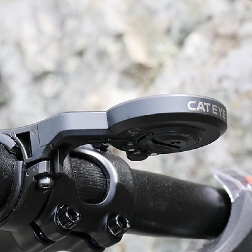 Kabelloser Cat Eye Quick Fahrradcomputer in Schwarz-Rot am Lenker montiert mit störungsfreier analoger Funkverbindung.
