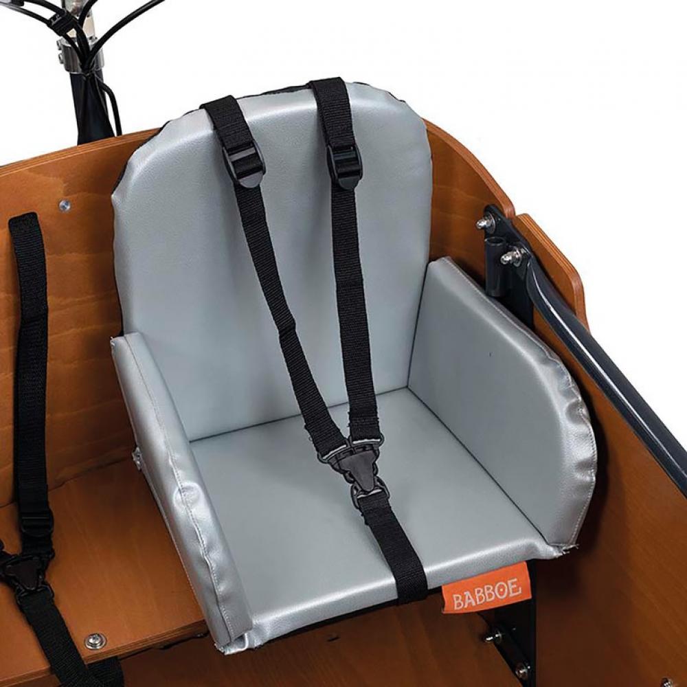 Babboe Kindersitz Sunny Silver für Lastenrad, gepolstert mit Sicherheitsgurt.