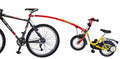 Rote Trail-Gator Original Tandemstange verbindet ein Erwachsenenfahrrad mit einem Kinderfahrrad.