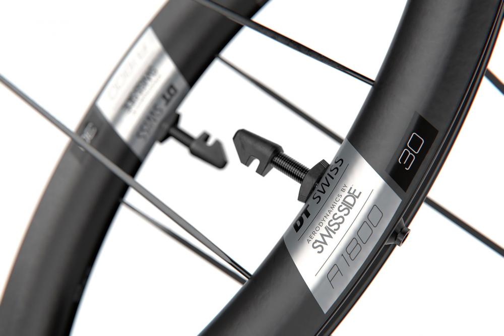 DT Swiss A 1800 SPLINE aerodynamisches MTB-Disc-Hinterrad schwarz, Nahaufnahme der Felge mit Ventil.