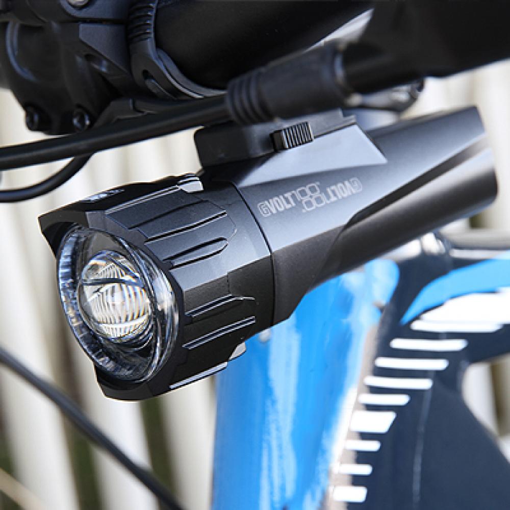 Cat Eye GVolt 100 StVZO Fahrradlicht schwarz, am Lenker eines blauen Fahrrads montiert.