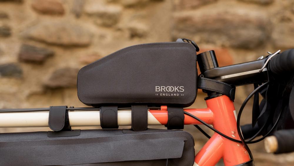BROOKS Scape Top Tube Bag Mud Green - wasserdichte Oberrohrtasche 0,9 Liter mit Kabeldurchführung & seitlichem Reißverschluss - ideal für Gravel & Bikepacking