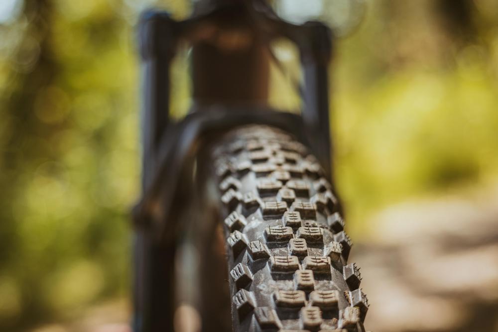 Nahaufnahme des Schwalbe Smart Sam Performance Drahtreifens 29x2,10 mit Allrounder-Profil für Straße und Gelände.