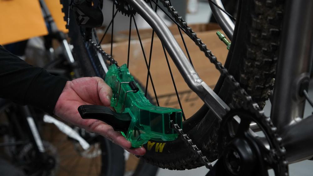 Finish Line Pro Chain Cleaner Kettenreinigungsgerät - 3-Bürsten Design, starkes Magnetfach & tropffreier 30° Ablauf