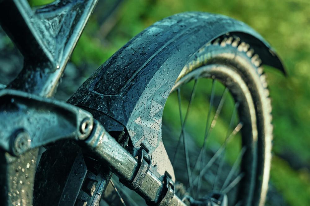 Nasses SKS Mudrocker Rear Schutzblech für Mountainbikes am Hinterrad, mit Klettstraps befestigt.