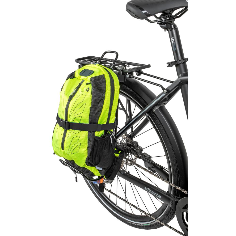 Messingschlager Racky Bag Taschenhalter aus Aluminium am Fahrrad-Gepäckträger mit befestigtem gelben Rucksack.