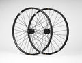 Zwei schwarze Crankbrothers Synthesis Carbon XCT11 29 Zoll Tubeless Ready Laufräder auf weißem Hintergrund.